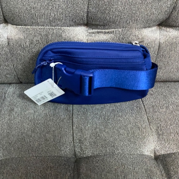 Lululemon Everywhere Belt Bag 1L in Riverside - Picture 5 of 7